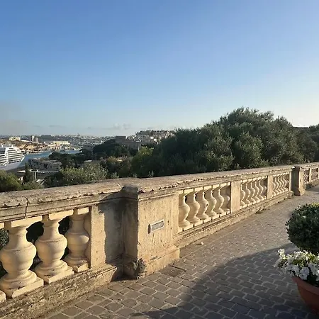 Artist With Private Roof Terrace *