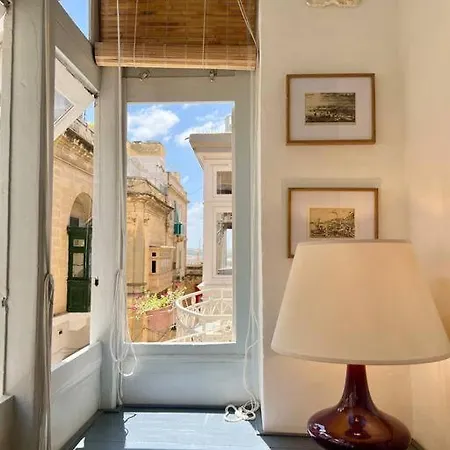 Artist With Private Roof Terrace * Floriana
