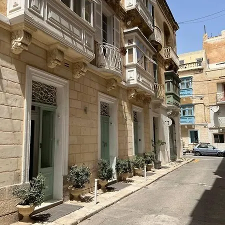 Artist With Private Roof Terrace